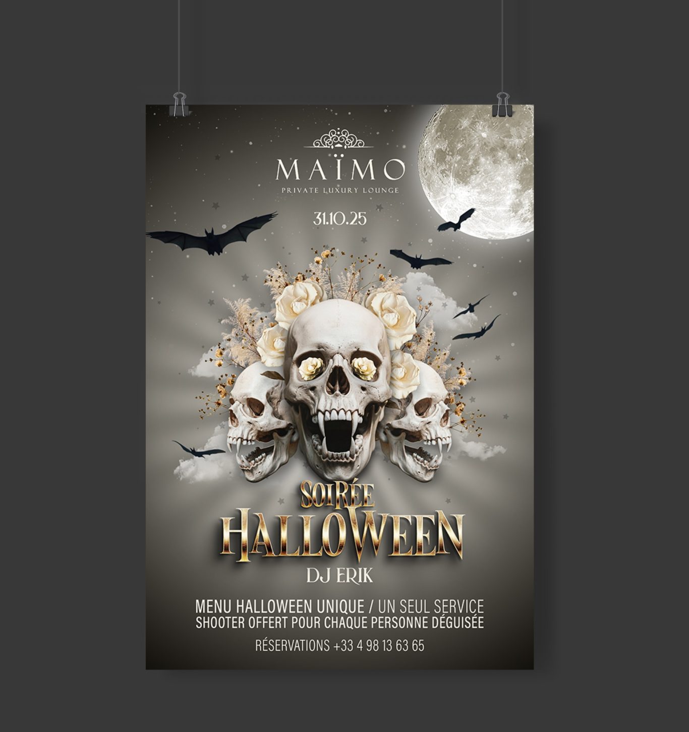 Affiche de Halloween avec crânes, chauves-souris et décorations sombres.